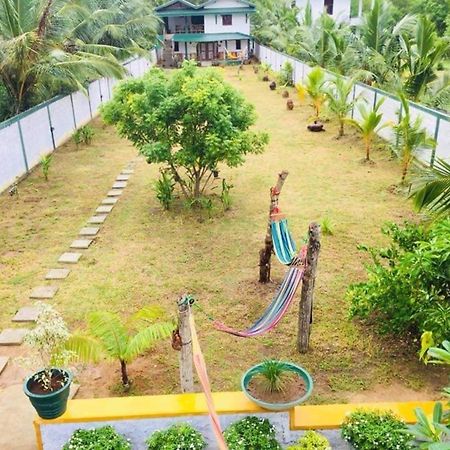 Blue Skies Guest House And Restaurant Tangalle Bagian luar foto