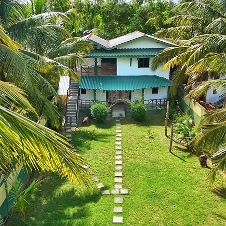 Blue Skies Guest House And Restaurant Tangalle Bagian luar foto