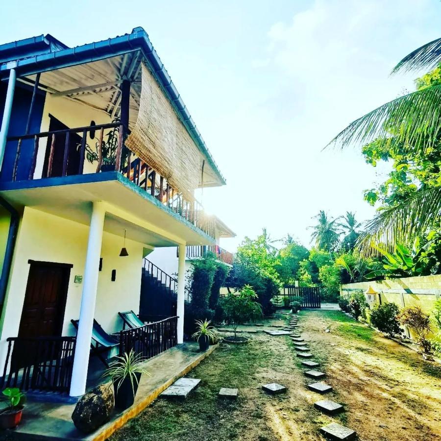 Blue Skies Guest House And Restaurant Tangalle Bagian luar foto