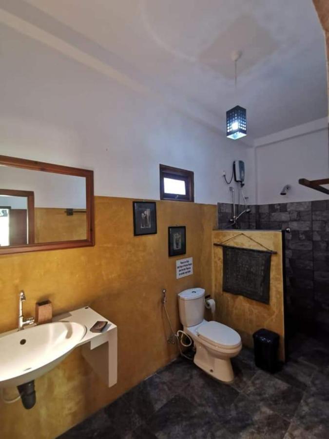 Blue Skies Guest House And Restaurant Tangalle Bagian luar foto