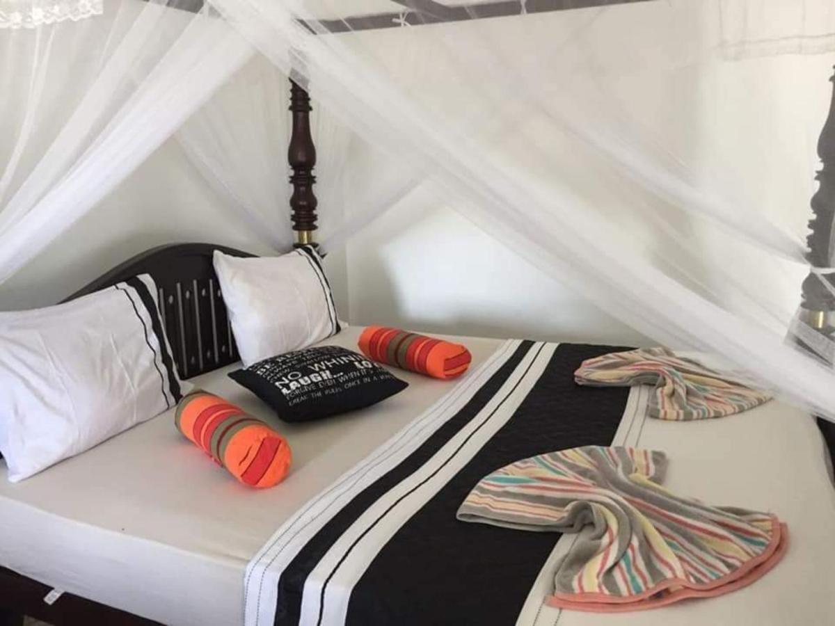 Blue Skies Guest House And Restaurant Tangalle Bagian luar foto