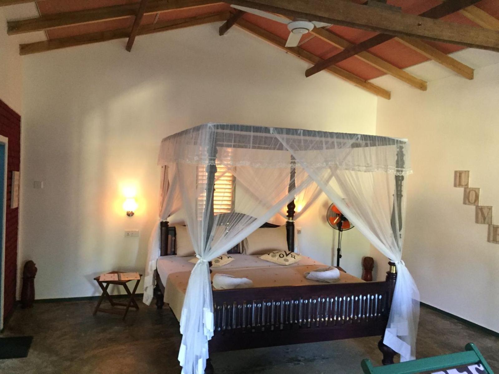 Blue Skies Guest House And Restaurant Tangalle Bagian luar foto