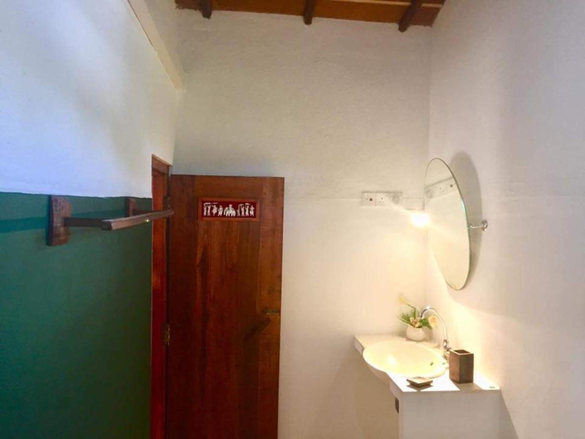 Blue Skies Guest House And Restaurant Tangalle Bagian luar foto
