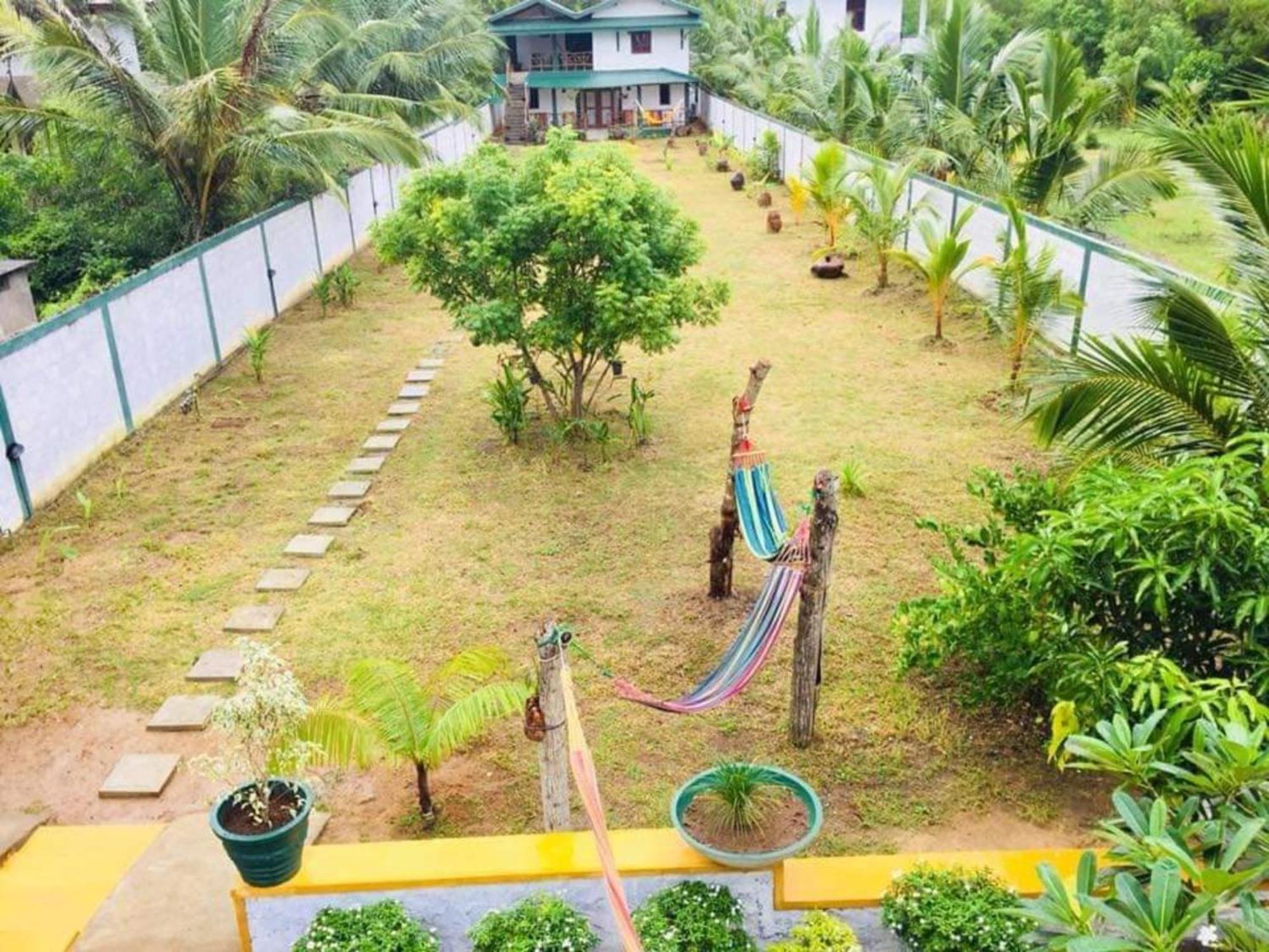 Blue Skies Guest House And Restaurant Tangalle Bagian luar foto