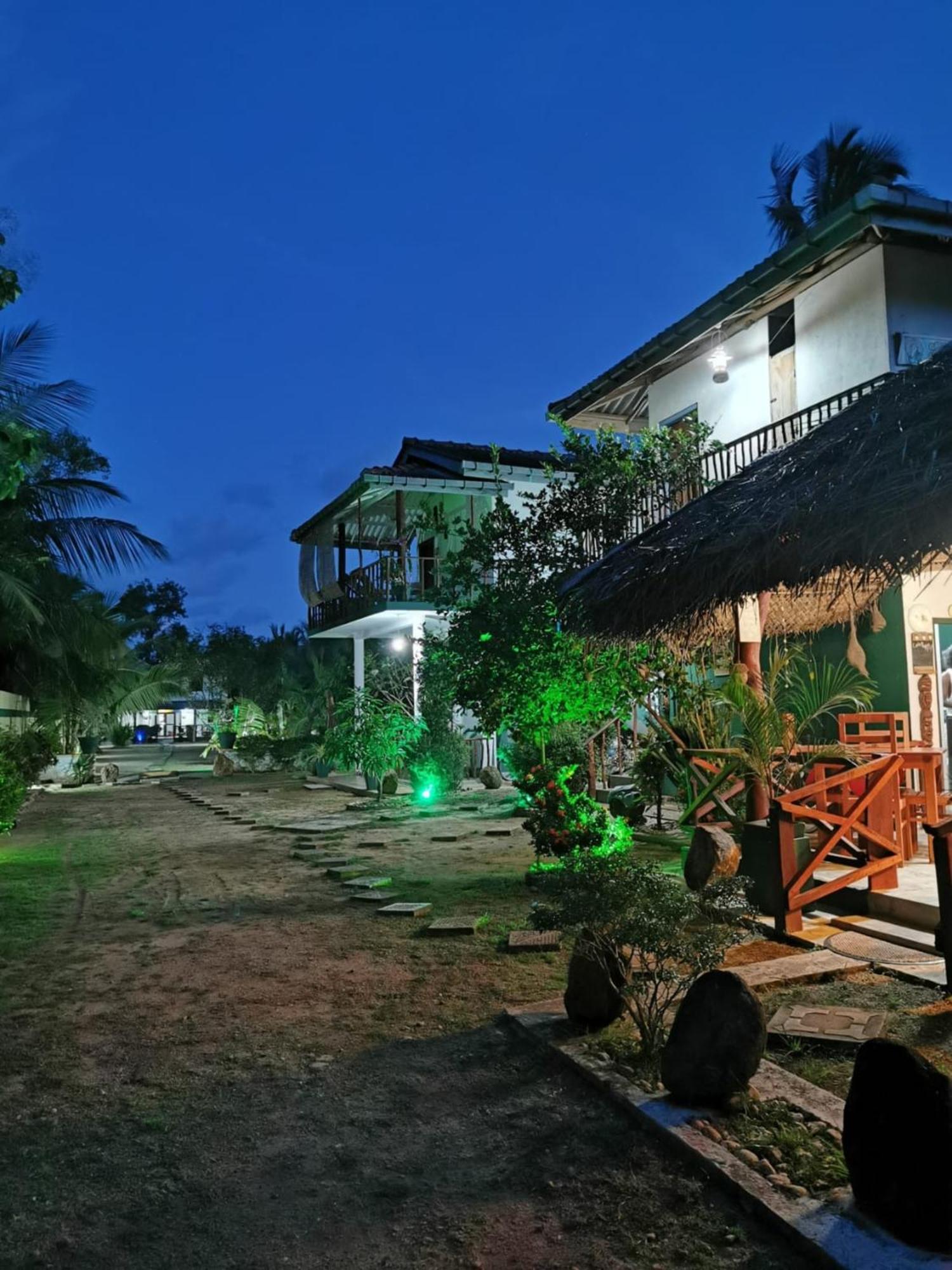 Blue Skies Guest House And Restaurant Tangalle Bagian luar foto