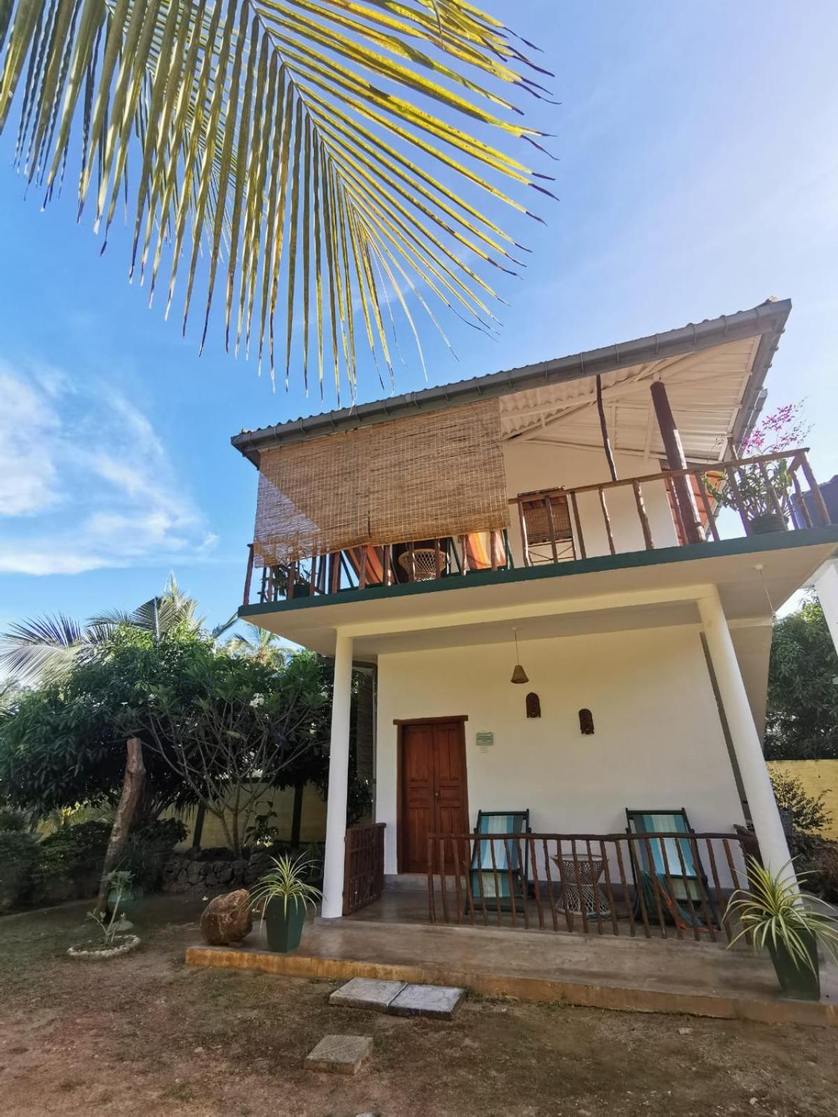 Blue Skies Guest House And Restaurant Tangalle Bagian luar foto