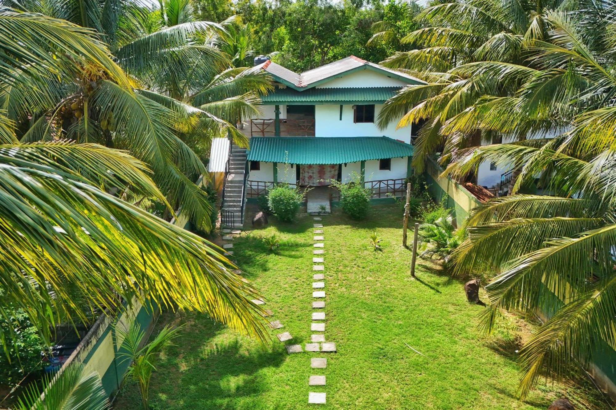 Blue Skies Guest House And Restaurant Tangalle Bagian luar foto