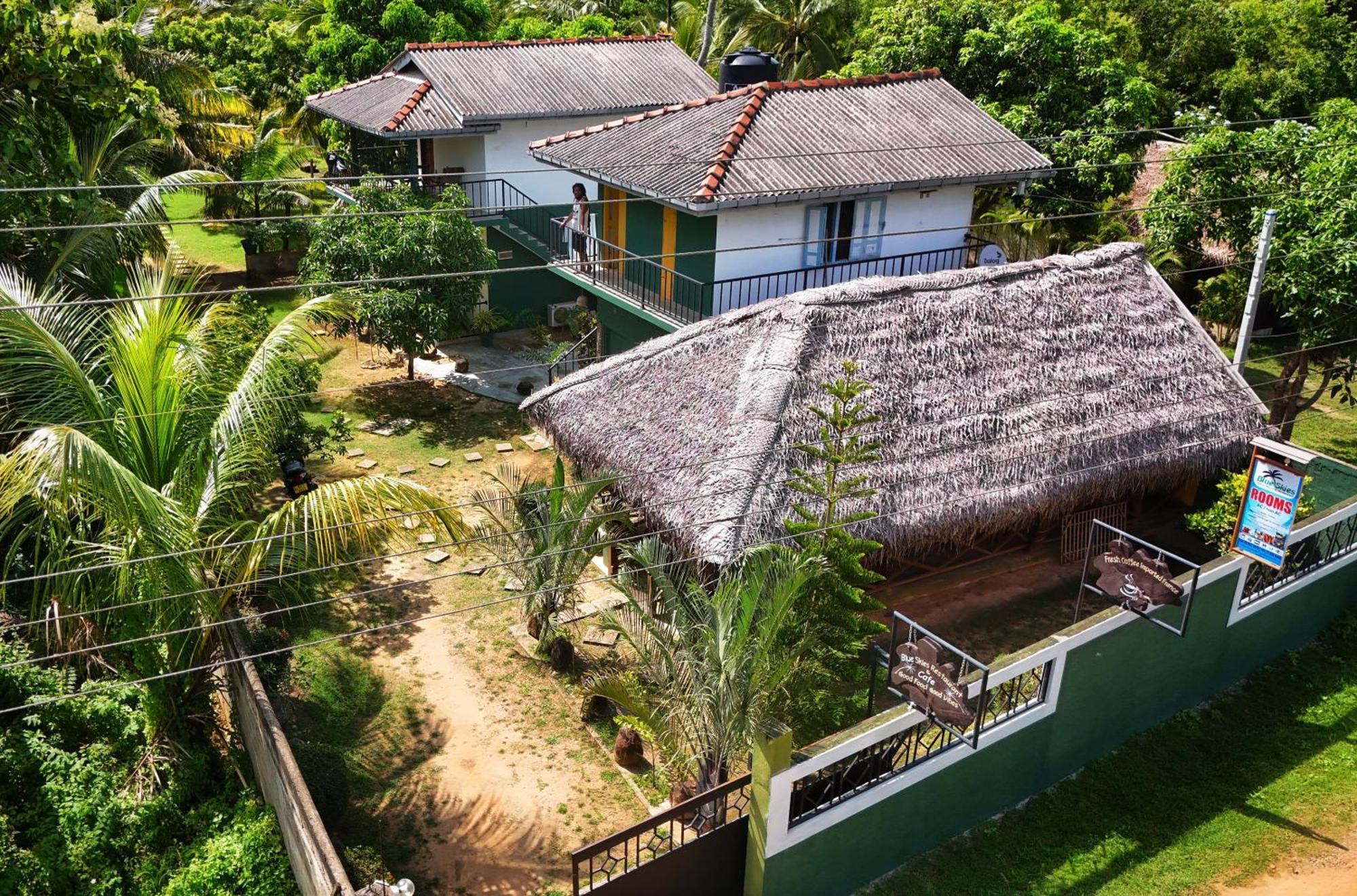 Blue Skies Guest House And Restaurant Tangalle Bagian luar foto