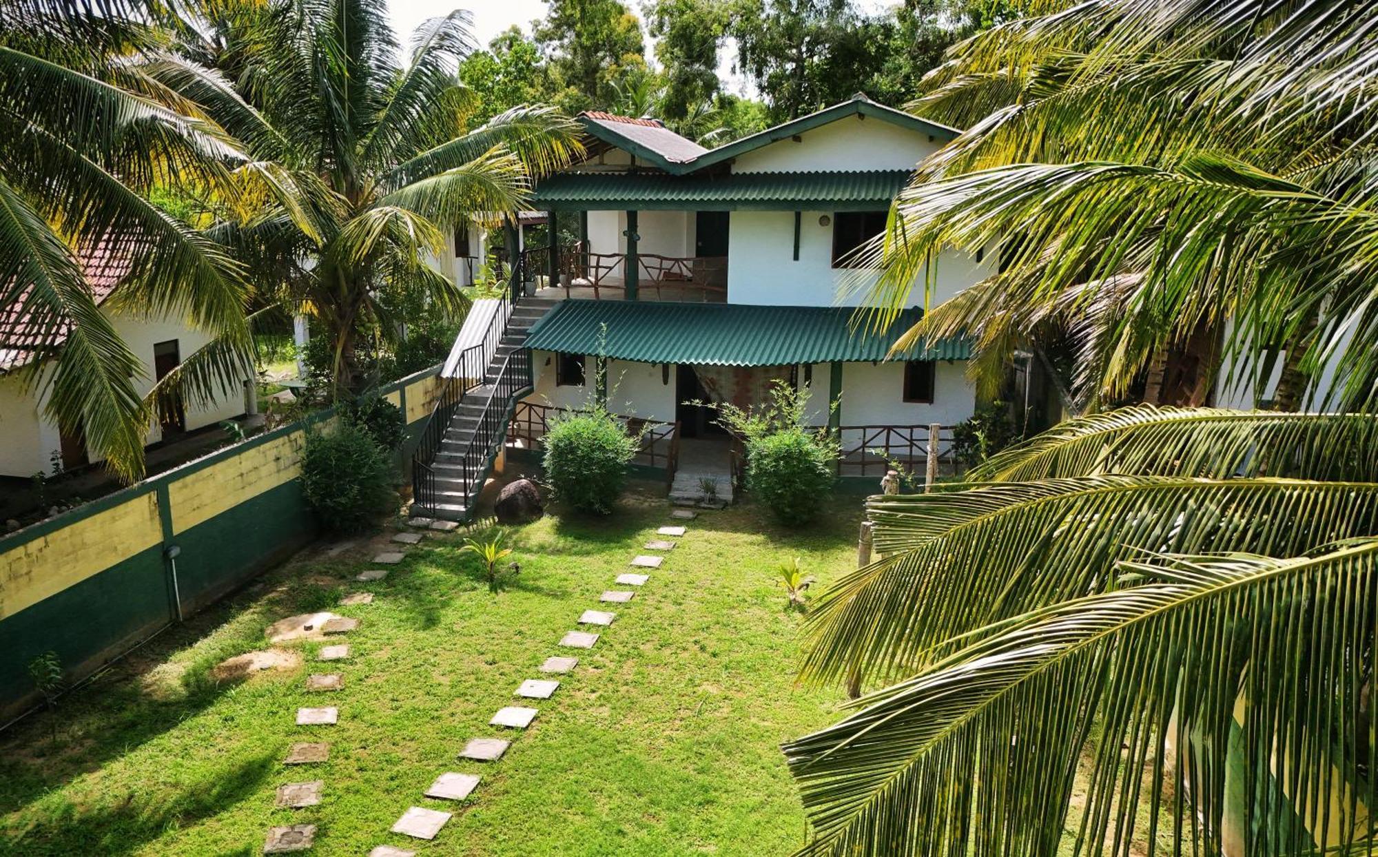 Blue Skies Guest House And Restaurant Tangalle Bagian luar foto
