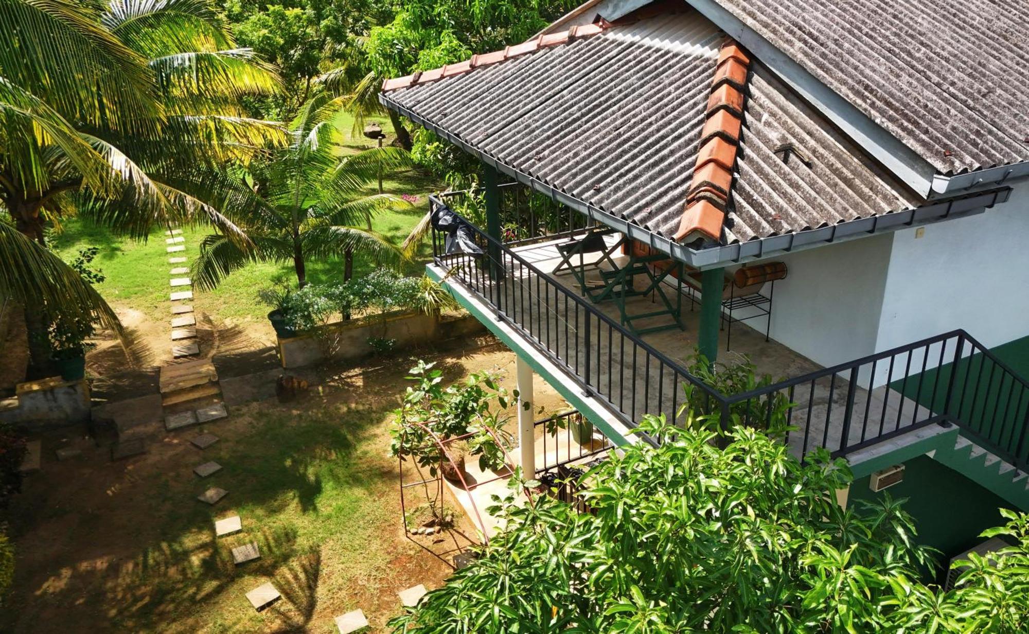 Blue Skies Guest House And Restaurant Tangalle Bagian luar foto