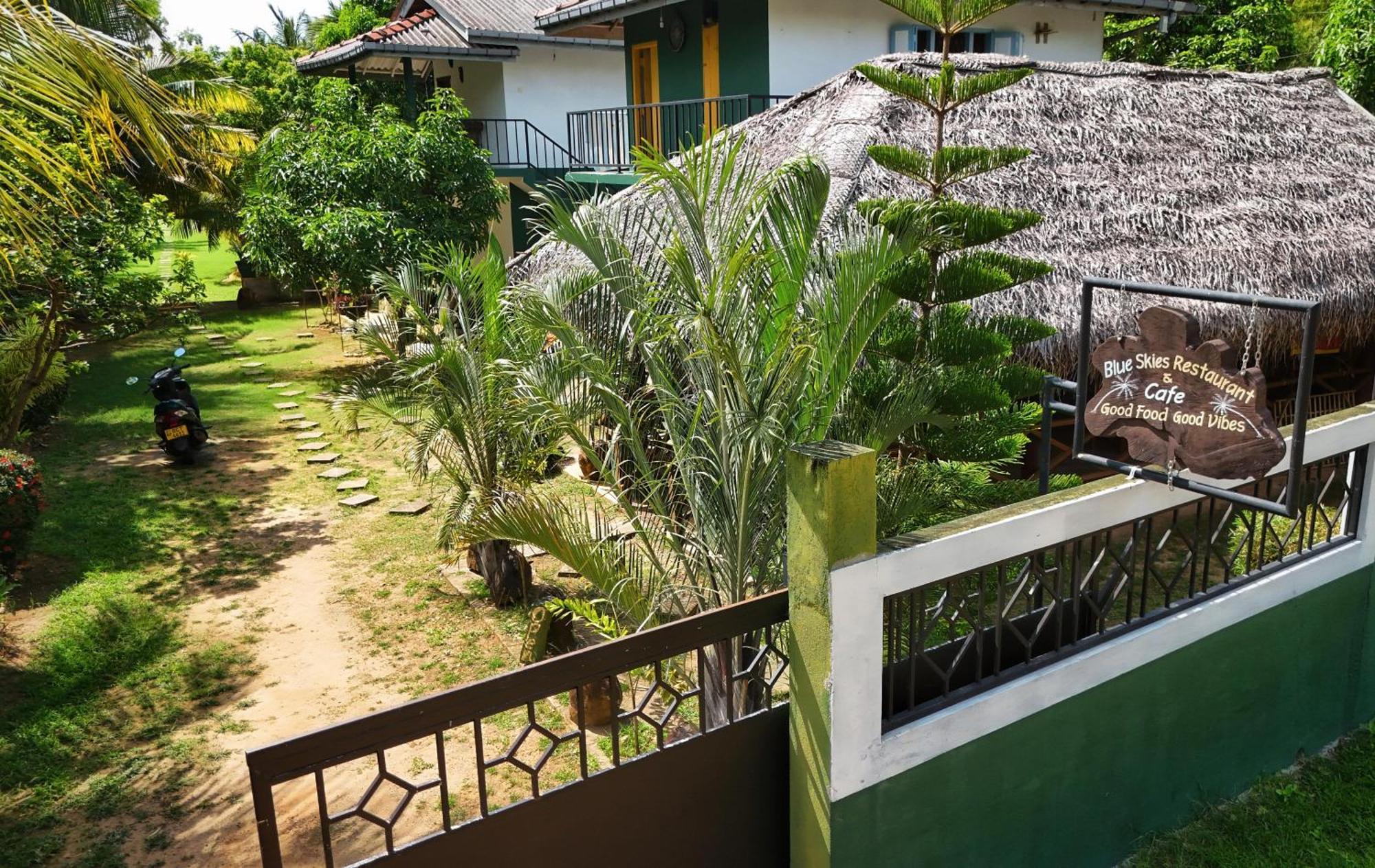 Blue Skies Guest House And Restaurant Tangalle Bagian luar foto