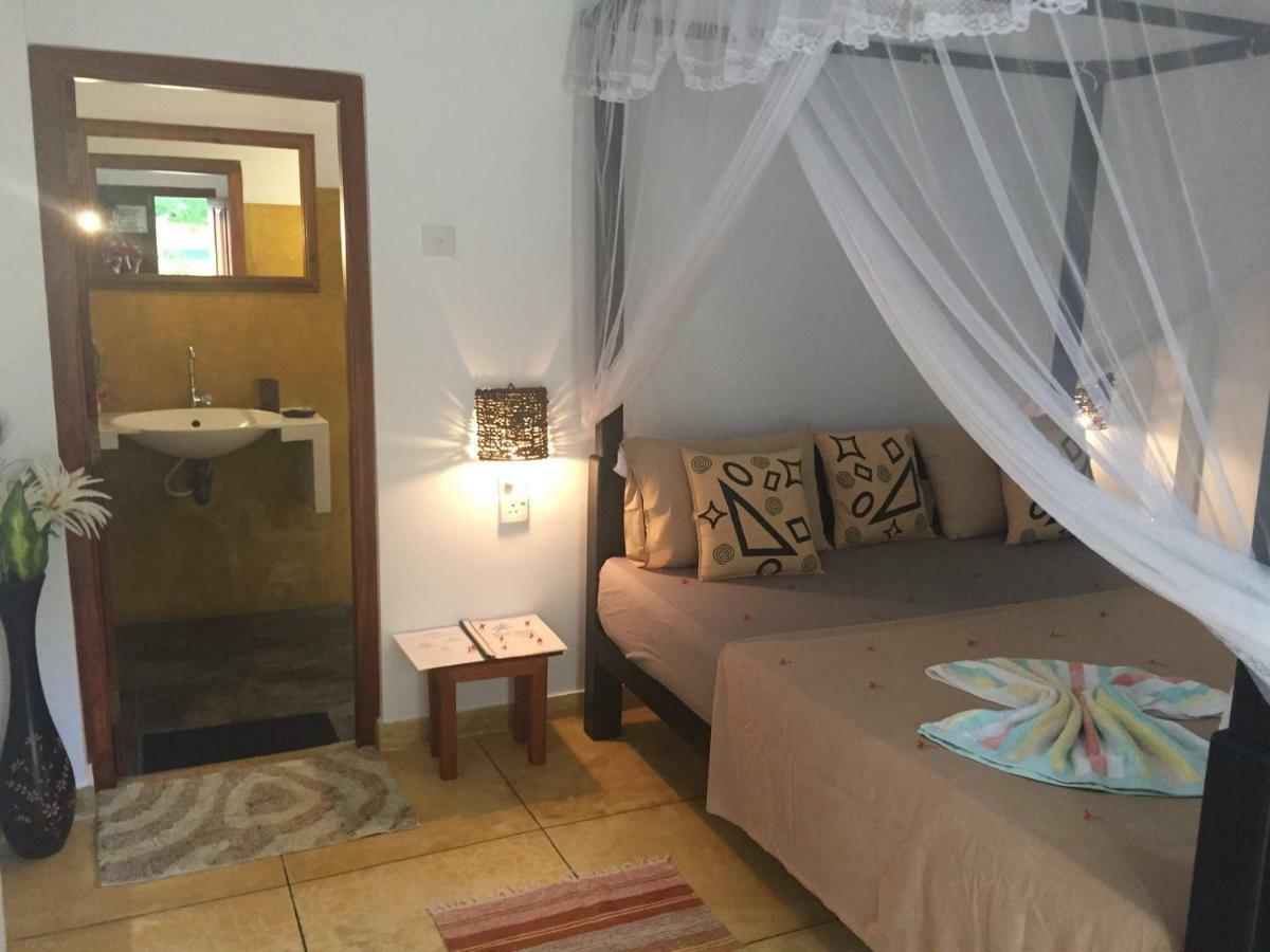 Blue Skies Guest House And Restaurant Tangalle Bagian luar foto